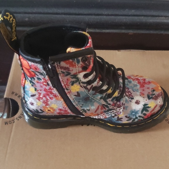 dr martens wanderflower